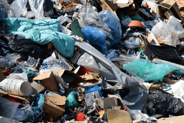 Hausmüllähnliche Abfälle auf einem Recyclinghaufen