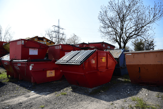 Containerdienst Friedrichshafen - Roter LKW mit Container