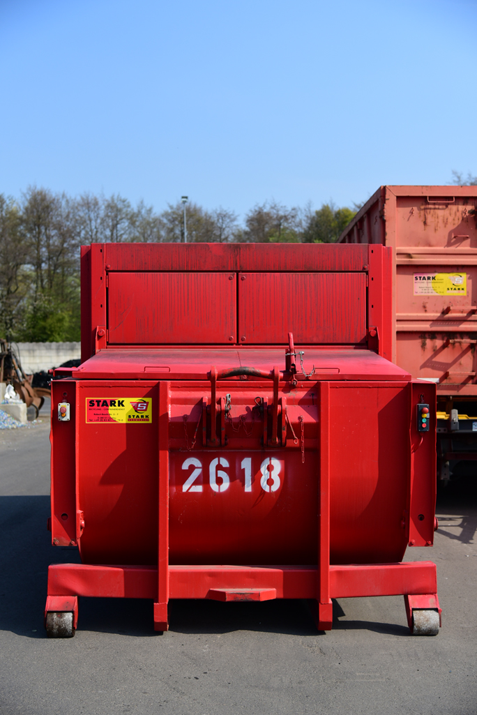Roter Container für Gewerbeabfälle