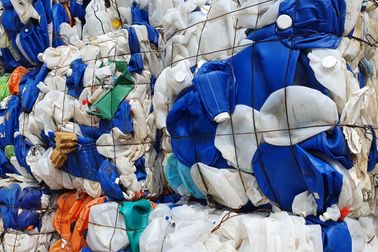Kunststoffflaschen in einem Netz, vorbereitet auf das Recyceling