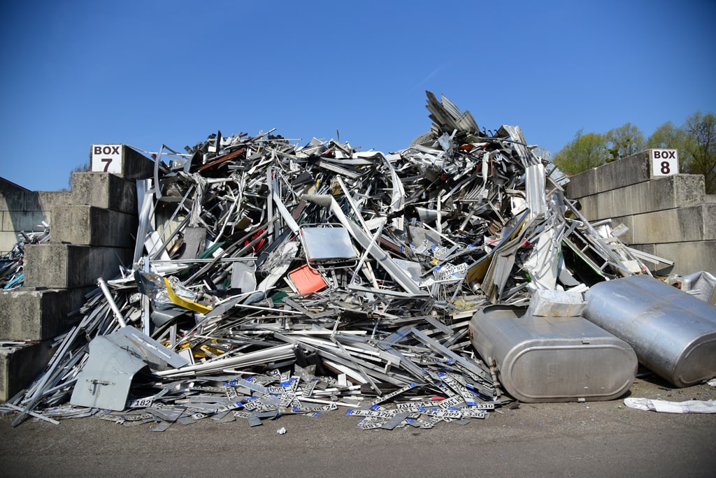 Metallabfall, Blechschrott, Nummernschilder und ähnliches auf einem Schrotthaufen