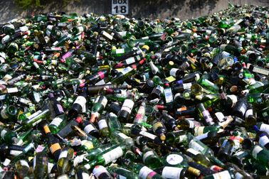 Glasflaschen in grün für Altglasrecyling 