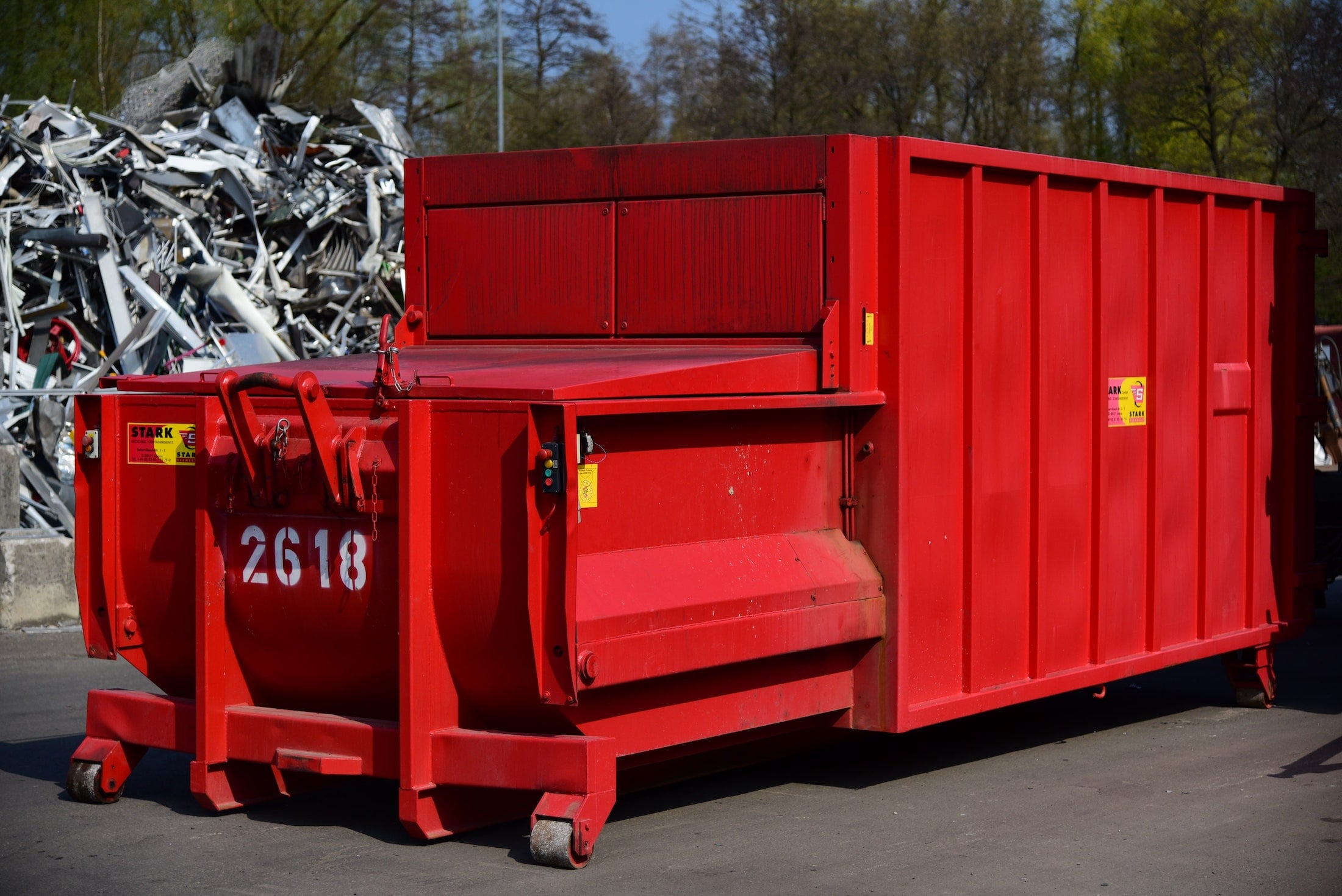 Presscontainer mit Elektroschrott auf einem Wertstoffhof