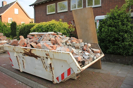 Container gefüllt mit Ziegelsteinen und Schutt - Entsorgung in Wangen im Allgäu